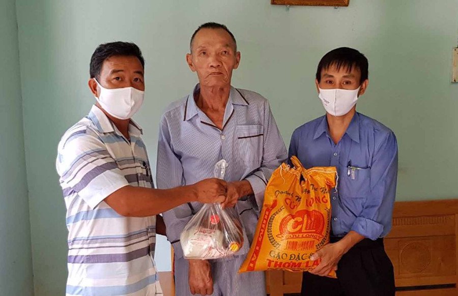 Những phần quà rất ý nghĩa cho người nghèo trong lúc này. Ảnh: Hà Phương Những phần quà rất ý nghĩa cho người nghèo trong lúc này. Ảnh: Hà Phương