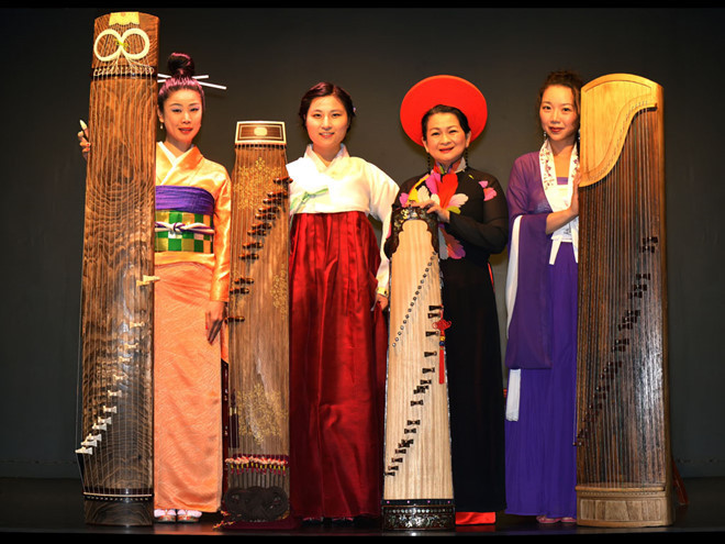  Giáo sư Hồ Thụy Trang biểu diễn đàn tranh trước bạn bè quốc tế - Ảnh: Phạm Tử Trước