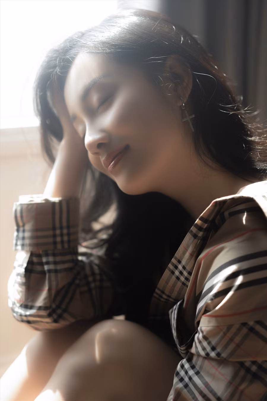 Trong thời điểm diễn biến dịch bệnh phức tạp, Quỳnh Chi dành thời gian ở nhà để lên kế hoạch cho những dự án công việc tiếp theo. Ảnh: Phạm Nhân.