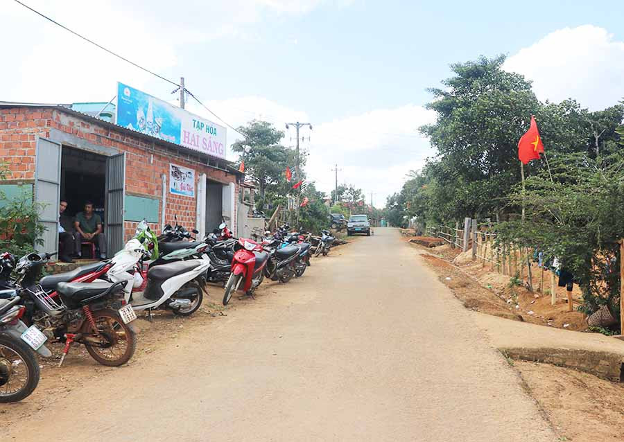 Đường bê tông thẳng tắp vào làng Hà Nừng, xã Sơn Lang, huyện Kbang. Ảnh: An Phát Đường bê tông thẳng tắp vào làng Hà Nừng, xã Sơn Lang, huyện Kbang. Ảnh: An Phát