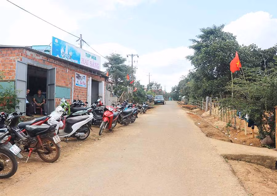  Đường bê tông thẳng tắp vào làng Hà Nừng, xã Sơn Lang, huyện Kbang. Ảnh: An Phát