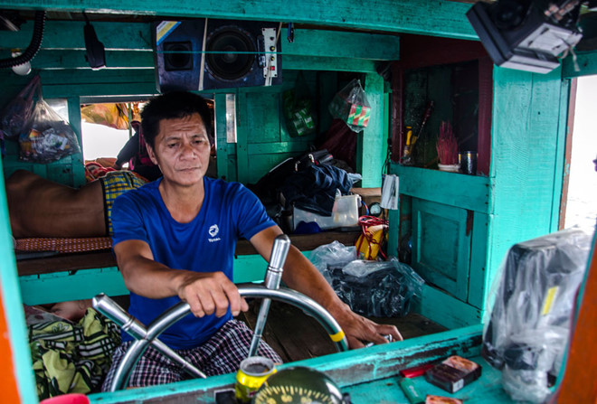 Thuyền trưởng Nguyễn Hữu Quang (xã Bình Châu) lái tàu cá ở biển Hoàng Sa Ảnh: Lê Chương