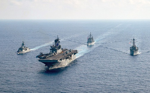  Tàu đổ bộ tấn công USS America, với khả năng triển khai tiêm kích tàng hình F-35, dẫn đầu nhóm tàu chiến Mỹ - Úc trong cuộc tập trận chung phía nam Biển Đông - Ảnh: US NAVY