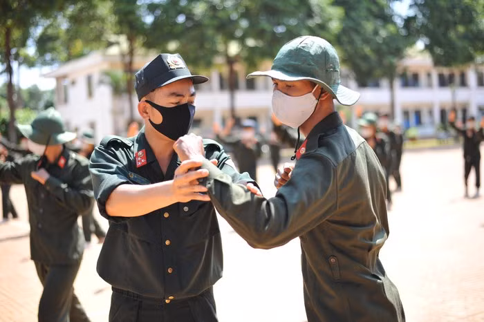 Thượng úy Công hướng dẫn tập luyện cho các tân binh mới tại đơn vị