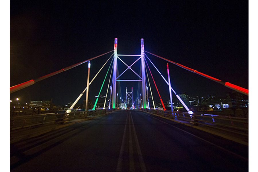 Cầu Nelson Mandela, có lẽ là biểu tượng lớn nhất của thành phố Nam Phi về cuộc đấu tranh vì sự thống nhất. Hoàn thành vào năm 2003, cầu sử dụng một hệ thống đèn hiệu khổng lồ vào ban đêm với các hiệu ứng đèn LED để tạo ra các sắc màu lung linh rất ngoạn mục. Cầu Nelson Mandela, có lẽ là biểu tượng lớn nhất của thành phố Nam Phi về cuộc đấu tranh vì sự thống nhất. Hoàn thành vào năm 2003, cầu sử dụng một hệ thống đèn hiệu khổng lồ vào ban đêm với các hiệu ứng đèn LED để tạo ra các sắc màu lung linh rất ngoạn mục.