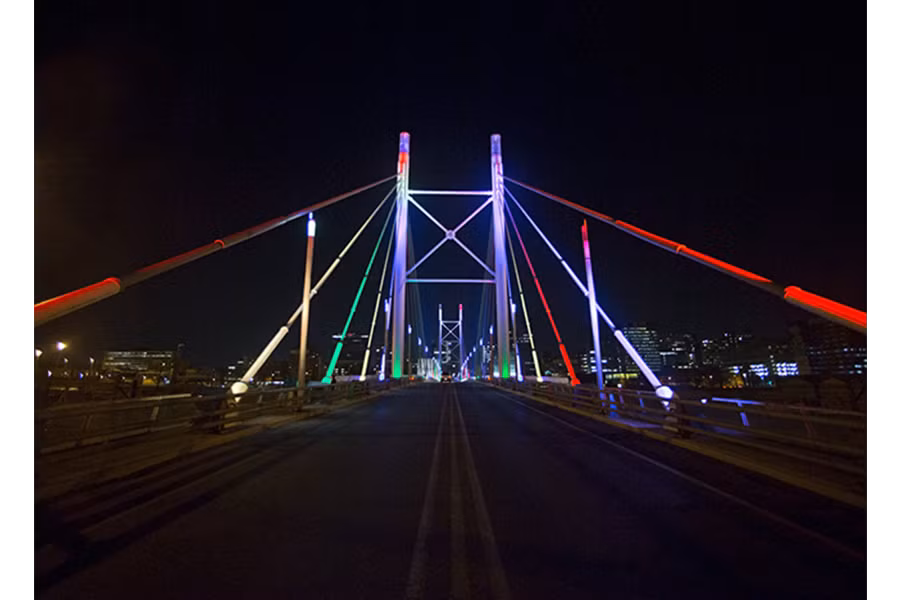 Cầu Nelson Mandela, có lẽ là biểu tượng lớn nhất của thành phố Nam Phi về cuộc đấu tranh vì sự thống nhất. Hoàn thành vào năm 2003, cầu sử dụng một hệ thống đèn hiệu khổng lồ vào ban đêm với các hiệu ứng đèn LED để tạo ra các sắc màu lung linh rất ngoạn mục.