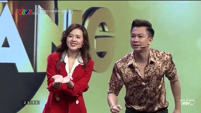 Trong loạt ảnh bị chụp vội trên truyền hình gần đây, Midu gây sốt mạng xã hội vì vẫn giữ được vẻ đẹp trong veo, quyến rũ. Nhiều người nhận xét, nhan sắc hot girl 31 tuổi không hề bị 