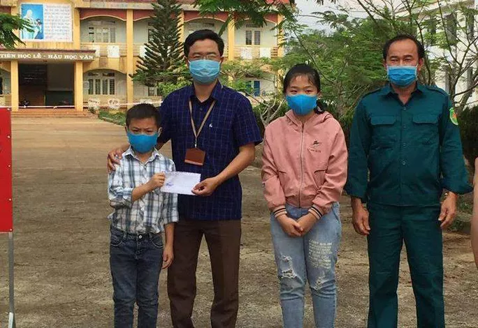 Hai em học sinh tặng số tiền dự tính tổ chức sinh nhật để phòng chống dịch bệnh