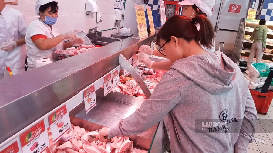 Chị Thiều Thị Huyền đi siêu thị chuẩn bị nấu ăn thay vì đi du lịch. Ảnh: NVCC