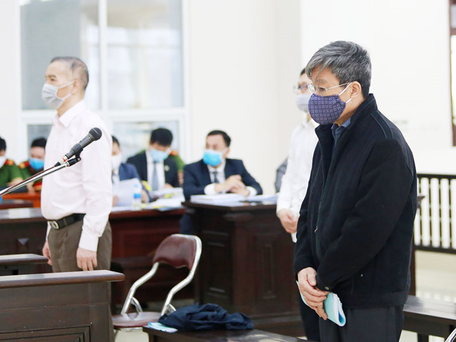 Cựu Bộ trưởng Bộ TT-TT Nguyễn Bắc Son (phải) tại phiên tòa phúc thẩm - Ảnh: TRẦN CƯỜNG