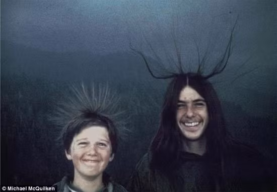 Ảnh chụp McQuilken (phải) và cậu em trai Sean với mái tóc dựng ngược dị thường vào ngày 20/8/1975. Cả hai không biết họ sắp trở thành nạn nhân của 