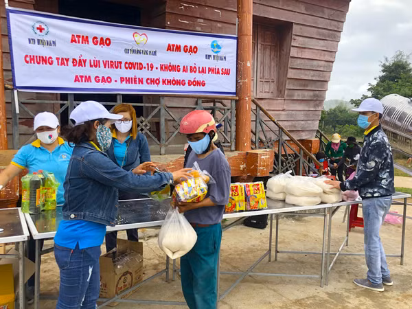 CLB Tấm Lòng Vàng An Khê phối hợp với Hội Liên hiệp Phụ nữ huyện và Hội Chữ thập đỏ huyện Đak Pơ thiết lập 8 điểm ATM gạo miễn phí và chợ 0 đồng, luân phiên di chuyển xuống các thôn, làng tặng gạo, nhu yếu phẩm cho người dân. Ảnh: N.M
