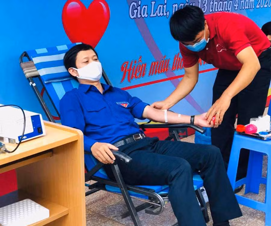 Anh Nguyễn Hoàng Phong-Bí thư Tỉnh Đoàn tham gia hiến máu tình nguyện khẩn cấp, chung tay phòng-chống dịch Covid-19. Ảnh: P.L