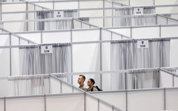 Quân nhân Mỹ xuất hiện bên trong các phòng được chuẩn bị để đối phó COVID-19 tại Trung tâm hội nghị Jacob K. Javits ở New York tuần này - Ảnh: REUTERS Quân nhân Mỹ xuất hiện bên trong các phòng được chuẩn bị để đối phó COVID-19 tại Trung tâm hội nghị Jacob K. Javits ở New York tuần này - Ảnh: REUTERS