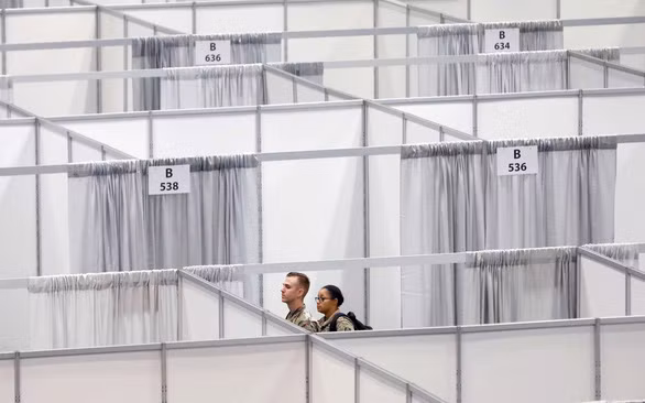 Quân nhân Mỹ xuất hiện bên trong các phòng được chuẩn bị để đối phó COVID-19 tại Trung tâm hội nghị Jacob K. Javits ở New York tuần này - Ảnh: REUTERS Quân nhân Mỹ xuất hiện bên trong các phòng được chuẩn bị để đối phó COVID-19 tại Trung tâm hội nghị Jacob K. Javits ở New York tuần này - Ảnh: REUTERS