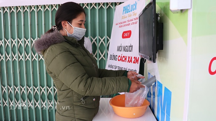 Lần đầu tiên, người dân tại tỉnh Lâm Đồng được nhận gạo từ cây ATM gạo miễn phí.