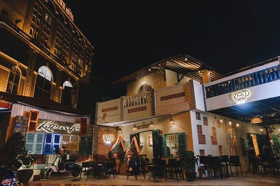 Không gian lung linh, cổ điển của quán cà phê Kap khi về đêm. Ảnh: N.T