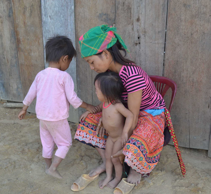 Vũ Thị Song (thôn Ea Rớt, xã Cư Pui, huyện Krông Bông) và những đứa con . Ảnh: Dạ Yến Thảo