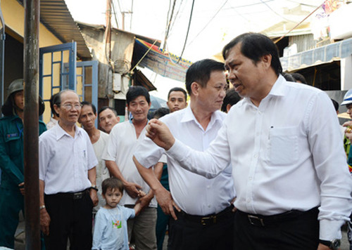 Ông Huỳnh Đức Thơ (bìa phải) trong lần thị sát ở quận Hải Châu, TP. Đà Nẵng Ông Huỳnh Đức Thơ (bìa phải) trong lần thị sát ở quận Hải Châu, TP. Đà Nẵng