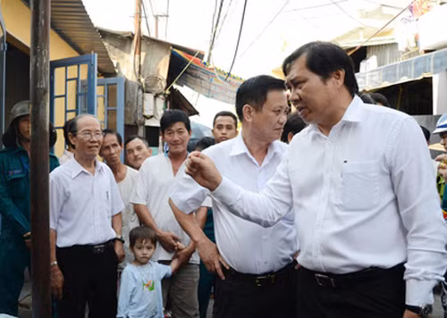  Ông Huỳnh Đức Thơ (bìa phải) trong lần thị sát ở quận Hải Châu, TP. Đà Nẵng