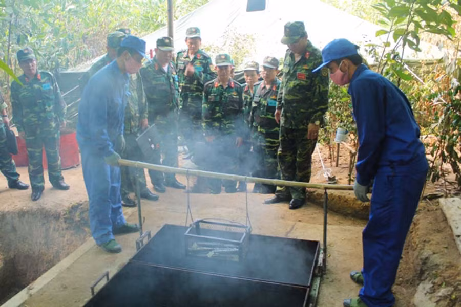  Thủ trưởng Cục Kỹ thuật kiểm tra quy trình mở niêm, sửa chữa VKTBKT tại khu sơ tán. Ảnh: Phan Xuân