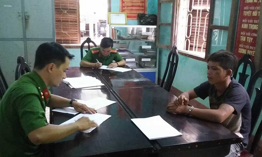  Đối tượng Đinh Đơp tại cơ quan điều tra. Ảnh: Lê Anh