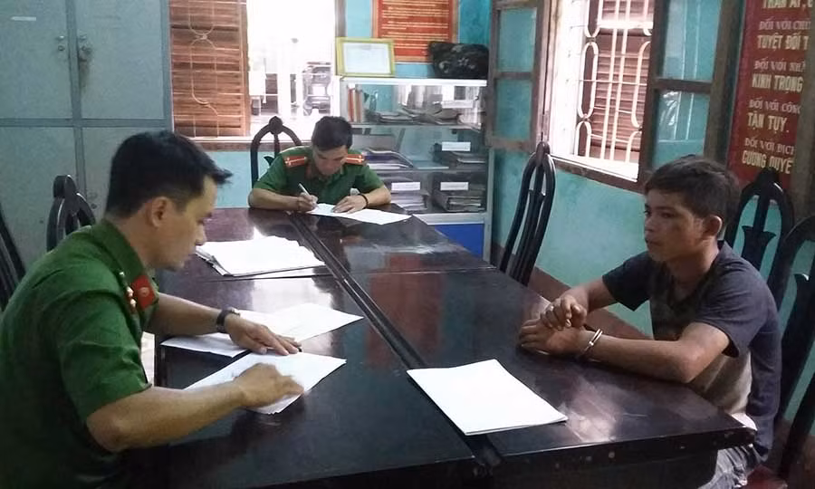  Đối tượng Đinh Đơp tại cơ quan điều tra. Ảnh: Lê Anh