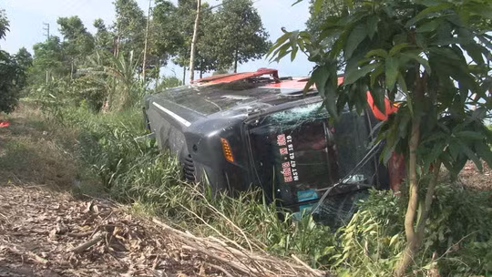 Xe giường nằm lao thẳng xuống mương nước cạn ven đường.