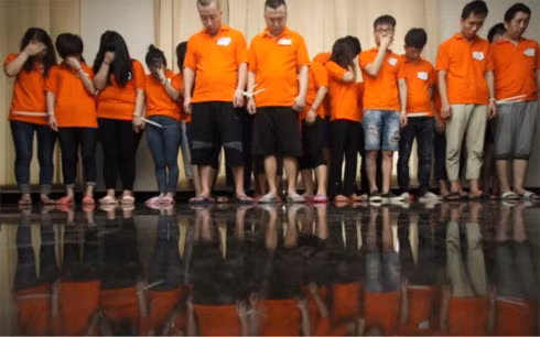 Các đối tượng người Trung Quốc phạm tội bị cảnh sát Indonesia bắt giữ. Ảnh: Reuters.