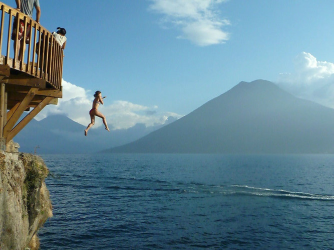  Hồ Atitlán, Guatemala. Hồ này nằm dưới chân các núi lửa lớn hình nón, nhưng đừng lo, chúng không hoạt động!