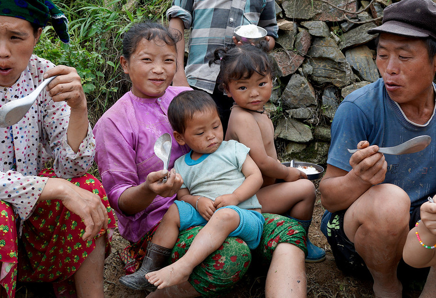 Trẻ em cũng ăn cơm và đậu nấu muối như bố mẹ.