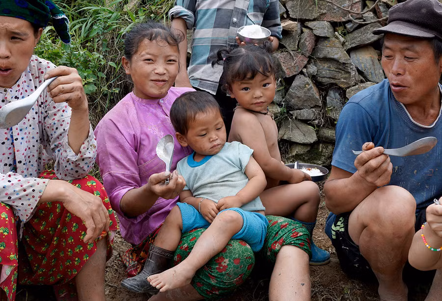 Trẻ em cũng ăn cơm và đậu nấu muối như bố mẹ.