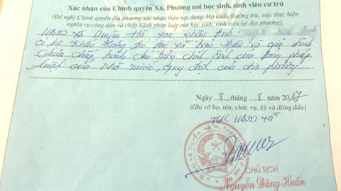 Cán bộ xã bút phê "chưa chấp hành chủ trương chính sách..." vào tờ khai lý lịch của em V.A ở Hà Nội Cán bộ xã bút phê
