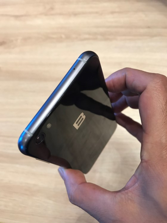  Máy có thiết kế trung tính, khác hoàn toàn Bphone trước đây