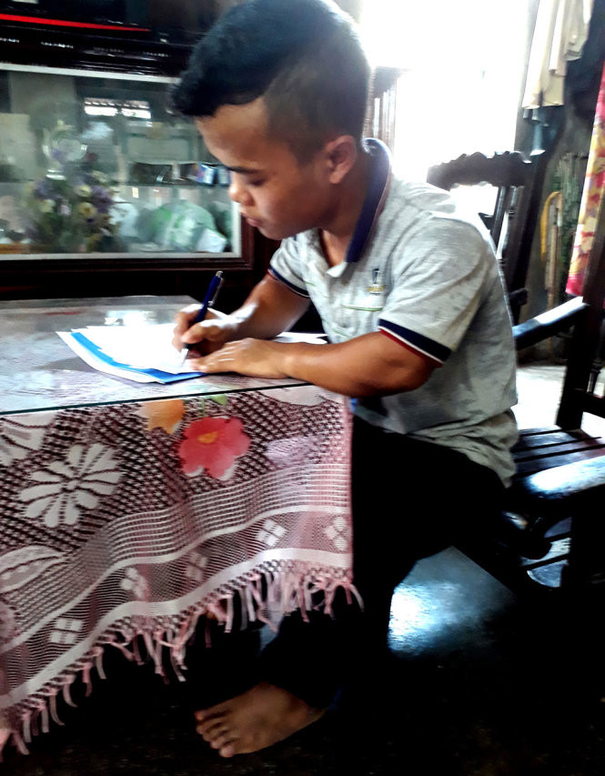 Dù hoàn cảnh khó khăn, nhưng học hành vẫn luôn là niềm đam mê của Trần Đình Quý Dù hoàn cảnh khó khăn, nhưng học hành vẫn luôn là niềm đam mê của Trần Đình Quý