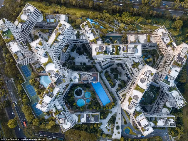 Một mẫu kiến trúc khác với màu sắc kết hợp giữa xanh và trắng rất bắt mắt