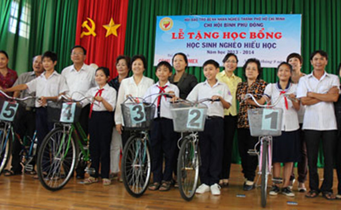 Học sinh nghèo được anh Lê Văn Thái tặng xe đạp. Học sinh nghèo được anh Lê Văn Thái tặng xe đạp.