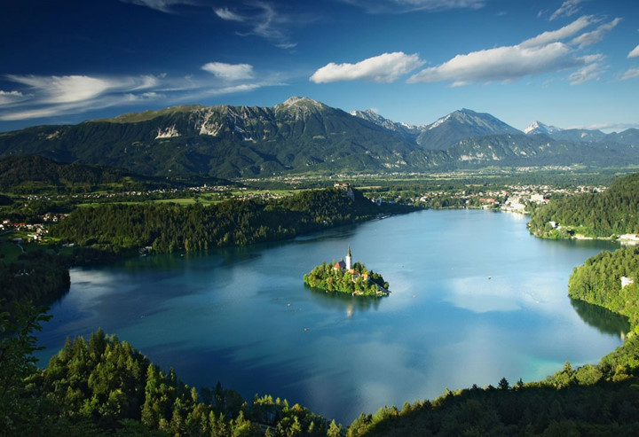 Hồ Bled, Slovenia. Hồ này gần như được bao quanh bởi các ngọn núi, và cảnh hồ Bled tuyệt mỹ nhất là nhìn từ một lâu đài cổ tọa lạc trên một vách đá cao 140 mét.