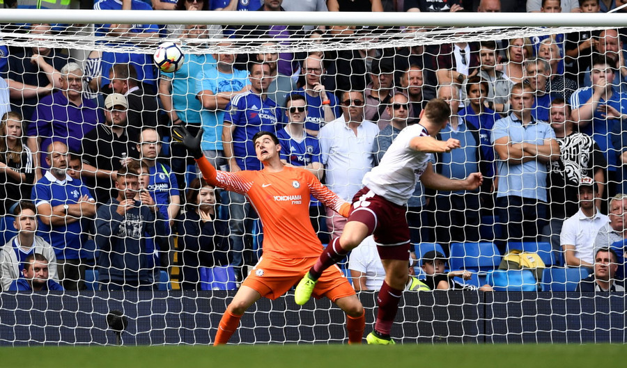 Pha đánh đầu nâng tỉ số lên 3-0 cho Burnley của Sam Vokes. Pha đánh đầu nâng tỉ số lên 3-0 cho Burnley của Sam Vokes.