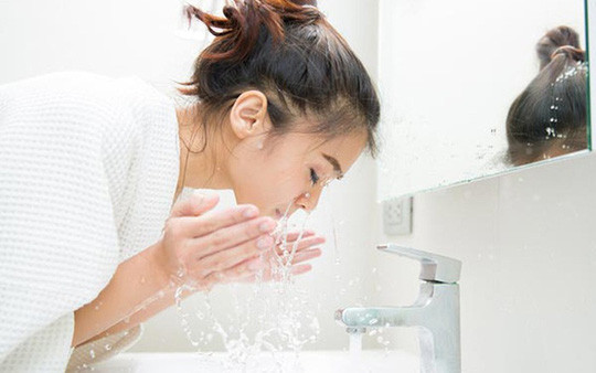 Các chuyên gia khuyến cáo rằng chúng ta chỉ nên rửa mặt tối đa 2 lần/ ngày để đảm bảo làn da được làm sạch và chăm sóc đúng cách.