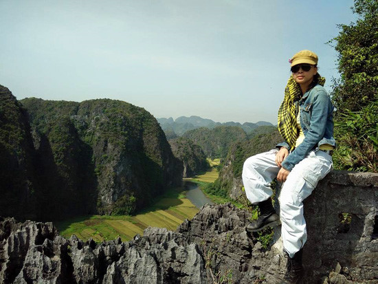 "Đả nữ" của làng điện ảnh Việt là một trong những ngôi sao đầu tiên đặt chân tới ngọn núi Múa đẹp nổi tiếng của Ninh Bình khi cô đến đây để khảo sát cho một dự án phim ảnh của mình. Người đẹp làng điện ảnh nhận xét: "Leo 486 bậc lên đến đỉnh Hang Múa, Ninh Bình. Ở đây cảnh thật là đẹp. Nếu có cơ hội bạn nên đến đây!". "Đả nữ" của làng điện ảnh Việt là một trong những ngôi sao đầu tiên đặt chân tới ngọn núi Múa đẹp nổi tiếng của Ninh Bình khi cô đến đây để khảo sát cho một dự án phim ảnh của mình. Người đẹp làng điện ảnh nhận xét: "Leo 486 bậc lên đến đỉnh Hang Múa, Ninh Bình. Ở đây cảnh thật là đẹp. Nếu có cơ hội bạn nên đến đây!".