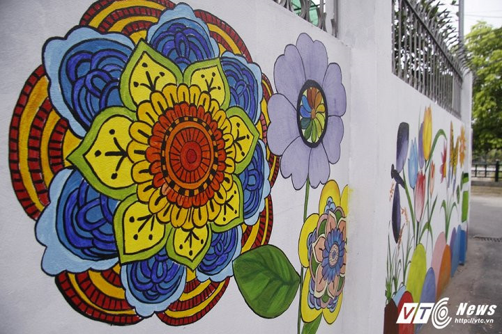  Từ khi con đường được các bạn trẻ thuộc Đoàn Thanh niên xã Đan Phượng tô điểm bằng những bức tranh, cảnh quan đường làng, ngõ xóm như mang một diện mạo mới khiến bà con ai nấy đều cảm thấy tự hào.