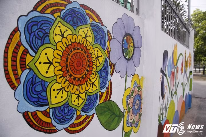  Từ khi con đường được các bạn trẻ thuộc Đoàn Thanh niên xã Đan Phượng tô điểm bằng những bức tranh, cảnh quan đường làng, ngõ xóm như mang một diện mạo mới khiến bà con ai nấy đều cảm thấy tự hào.