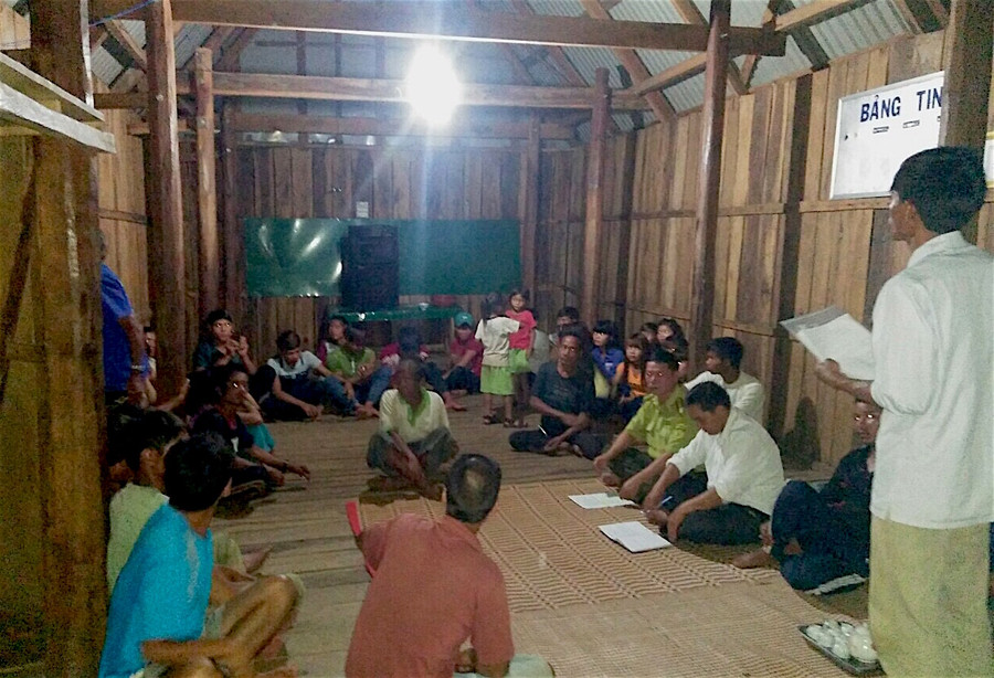 Tuyên truyền, vận động nhân dân tự nguyện kê khai, giao trả đất và trồng lại rừng trên đất bị lấn chiếm. Ảnh: Hồng Thi