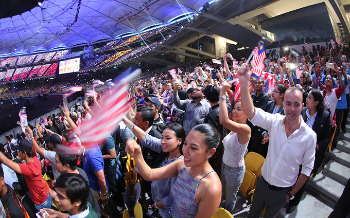 Người dân Malaysia đến sân trước nhiều tiếng để tránh tình trạng kẹt xe, và có thể xem trọn vẹn các tiết mục.