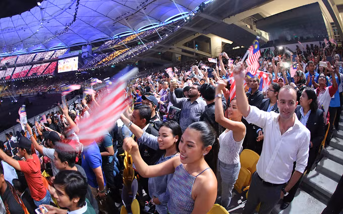 Người dân Malaysia đến sân trước nhiều tiếng để tránh tình trạng kẹt xe, và có thể xem trọn vẹn các tiết mục.