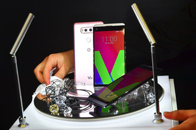 Không chỉ có camera kép như V20, V30 còn đi kèm chế độ chụp ảnh Graphy ấn tượng. Không chỉ có camera kép như V20, V30 còn đi kèm chế độ chụp ảnh Graphy ấn tượng.