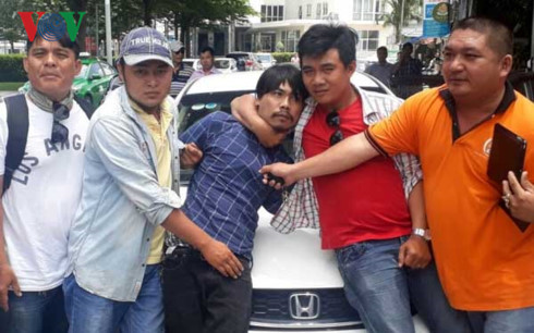 Nghi can bị nhóm “hiệp sĩ” bắt giữ. Nghi can bị nhóm “hiệp sĩ” bắt giữ.