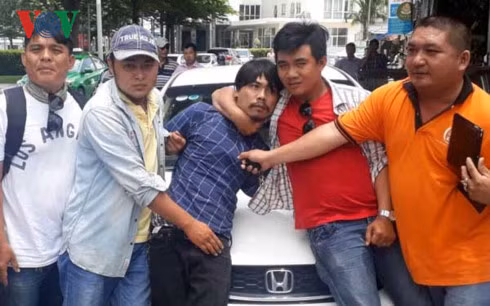 Nghi can bị nhóm “hiệp sĩ” bắt giữ.