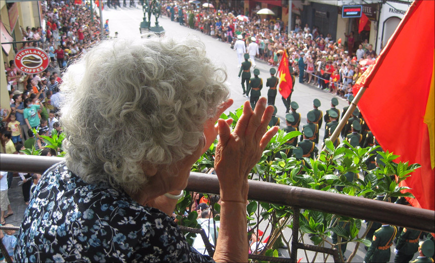  Hình ảnh cụ già tóc bạc gần 90 tuổi sống tại tầng 2 căn nhà số 46 Tràng Tiền (Hà Nội) trong buổi lễ diễu binh ngày Quốc khánh 2/9. Cụ giống như một nhân chứng cho lịch sử của đất nước suốt 2 thế kỷ. Chúng ta không thể nào quên những hy sinh của biết bao thế hệ cho nền hòa bình độc lập như ngày nay. Hình ảnh người mẹ vỗ tay gợi nhớ đến khoảnh khắc mẹ tiễn con lên đường ra mặt trận, hay hình ảnh đoàn quân về tiếp quản thủ đô ngày nào, mang lại nhiều cảm xúc, niềm tự hào dân tộc cho mỗi người Việt Nam. Ảnh: Giang Trịnh.